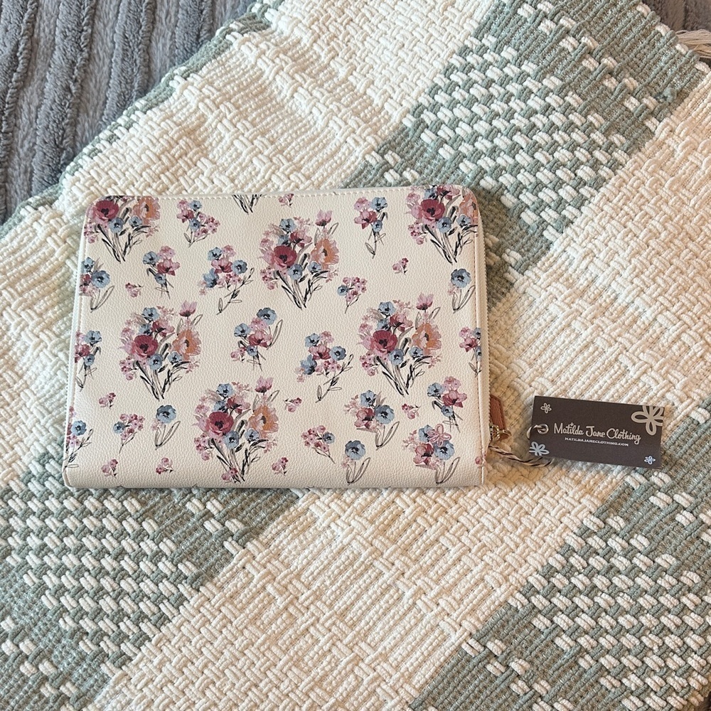 NWT Matilda Jane on the go pebbled vegan floral tech organizer